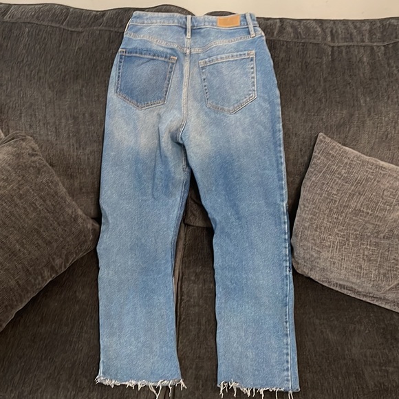 NWT Hollister Ultra High Rise Mom Jean Size 1R - Picture 2 of 3